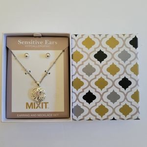 Women's Fashion Necklaces and Earrings Set